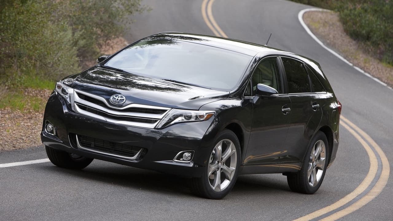 <b>SUV/Crossover mediana: Toyota Venza 2014</b>
<br>La desaparecida crossover mediana de Toyota nunca fue la favorita de nadie pero tampoco decepcionó a aquellos que decidieron darle una oportunidad. La Venza obtuvo 5 estrellas en todas las categorías del estudio salvo en el apartado de ‘funciones y accesorios’ en el que obtuvo 4 estrellas. Las finalistas fueron la Ford Edge, la Honda Pilot, la Nissan Murano y la Buick Enclave.
<br>