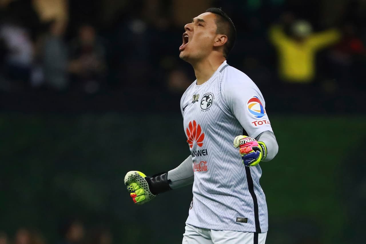 MEXICO CITY, MEXICO - NOVEMBER 24: Moises Munoz goalkeeper of America celebrates the first goal of his team during the quarter finals first leg match between America and Chivas as part of the Torneo Apertura 2016 Liga MX at Azteca Stadium on November 24, 2016 in Mexico City, Mexico. (Photo by Hector Vivas/LatinContent/Getty Images)