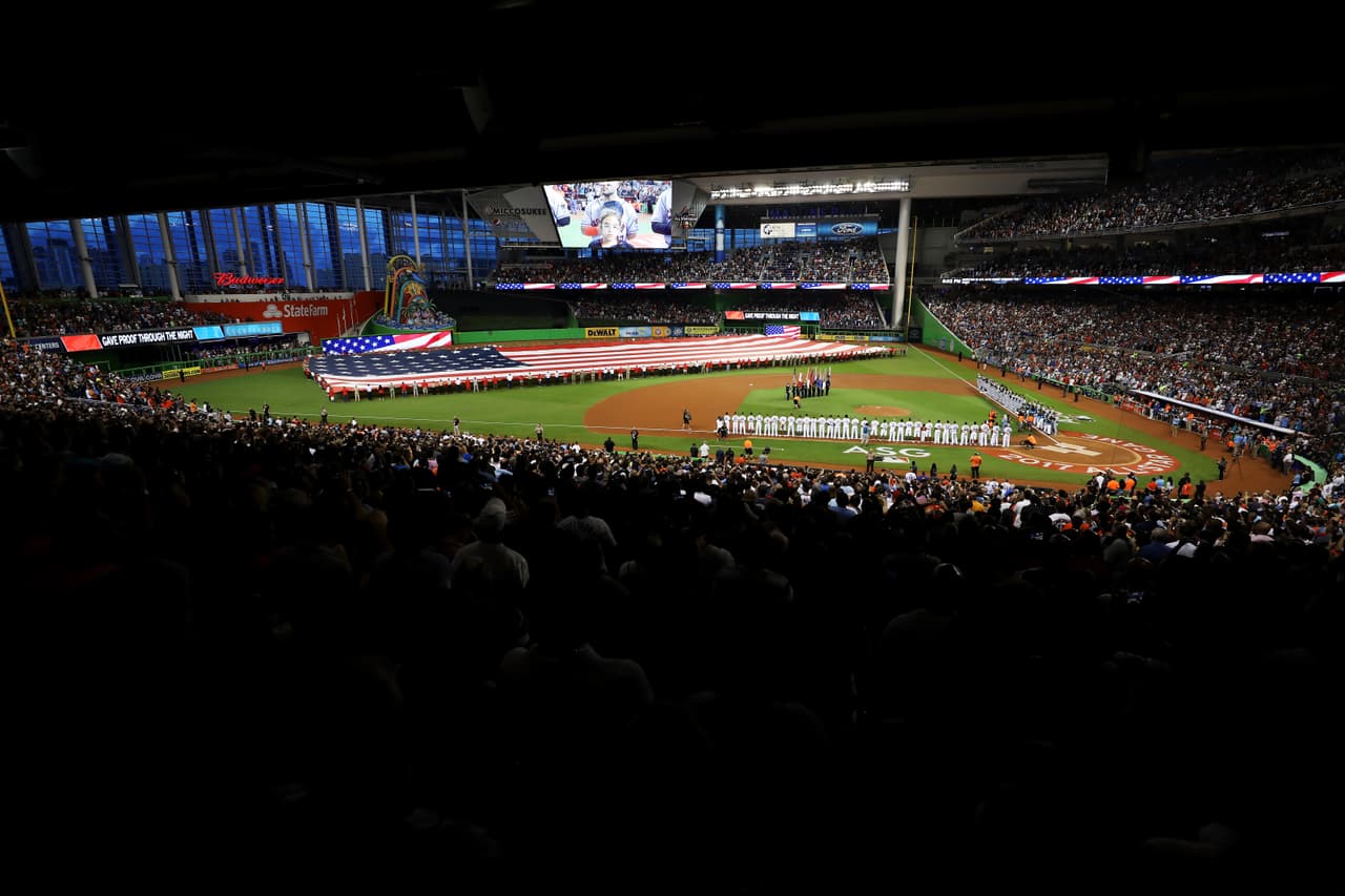 Previo al encuentro se llevó a cabo una ceremonia cargada de patriotismo y grandes estrellas históricas de las Grandes Ligas.