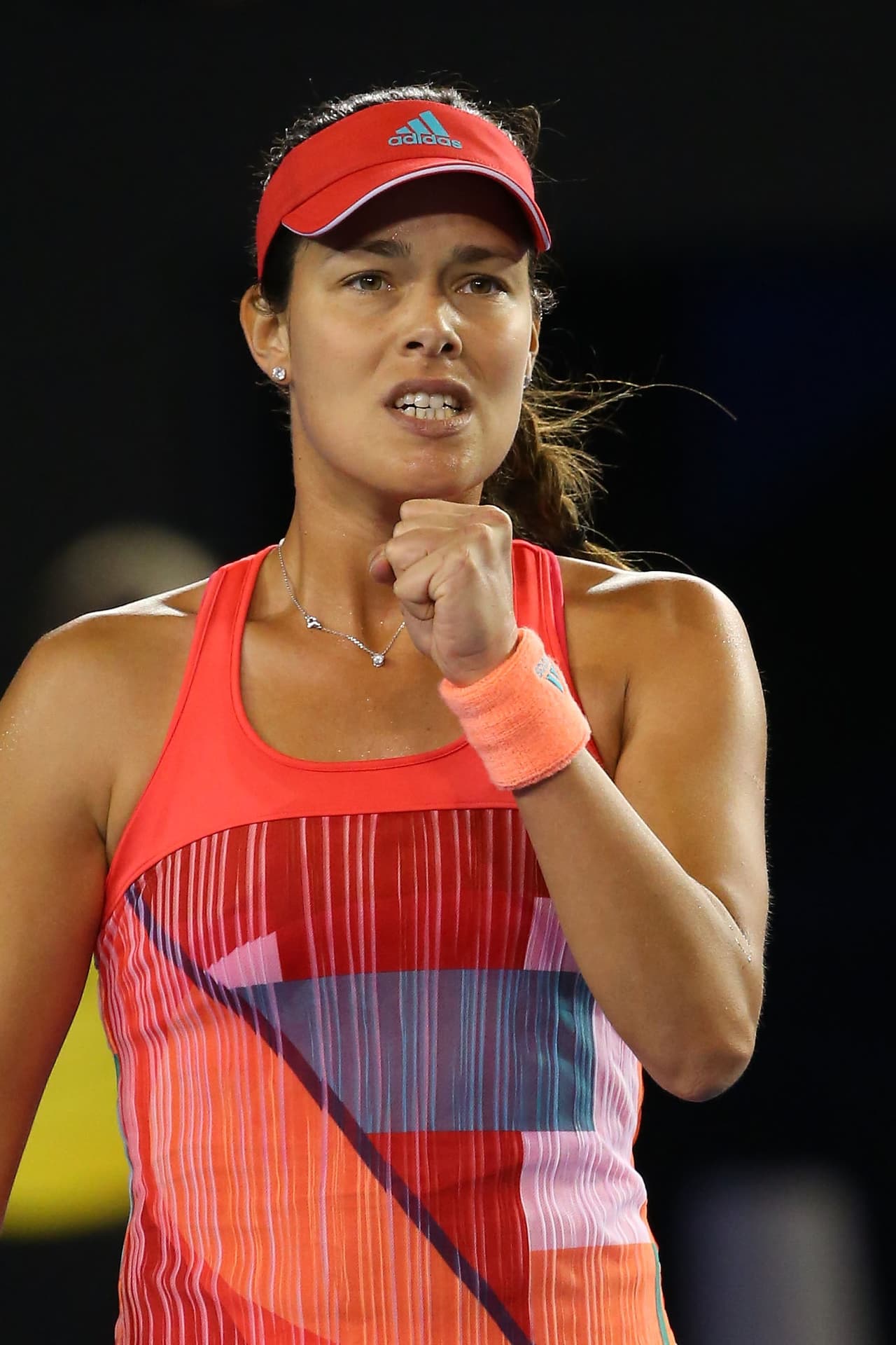 Ana Ivanovic es una de las grandes figuras mediáticas del tenis mundial. Su talento le dio reconocimiento pero su belleza, enmarcada por rostro y cuerpo que envidiarían cualquier modelo de élite, la ha convertido en un referente para los seguidores del deporte que caen rendidos ante su atractivo dentro y fuera de la cancha.