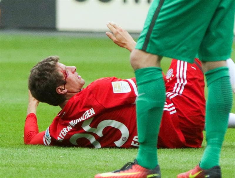 Una de las incidencias del partido fue el golpe que recibió en el rostro Thomas Muller, lo que generó una rotura y posterior sangrado. Luego de que se le hiciera una sutura, el jugador se mantuvo en la cancha.