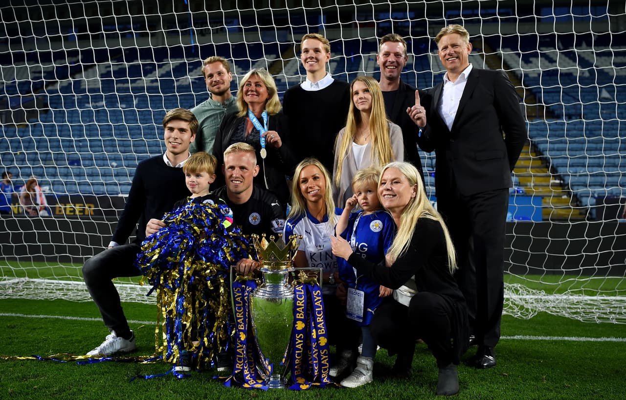 'Es fantástico verlo crecer y perseguir sus sueños' dijo papá Schmeichel sobre el sorprendente título de Premier League de Kasper. Peter jamás se pierde un partido de su hijo en el King Power Stadium.