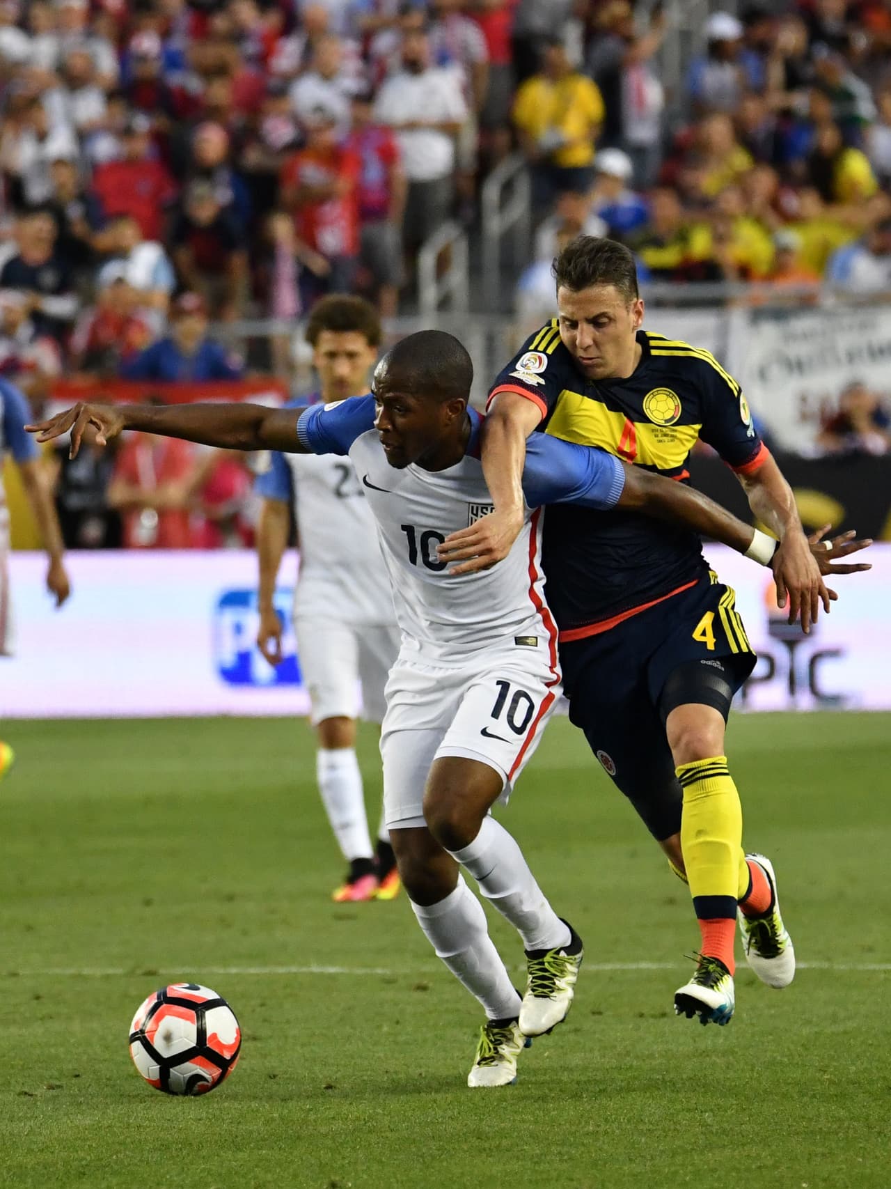 10. Darlington Nagbe: Entró al 77' en lugar de Clint Dempsey pero poco pudo hacer para crear llegadas de su equipo al enrolarse en un juego que ya estaba decidido. No pudo brillar por el buen orden defensivo de los argentinos que le caían hasta con dos hombres a la espalda. Calificación (5)