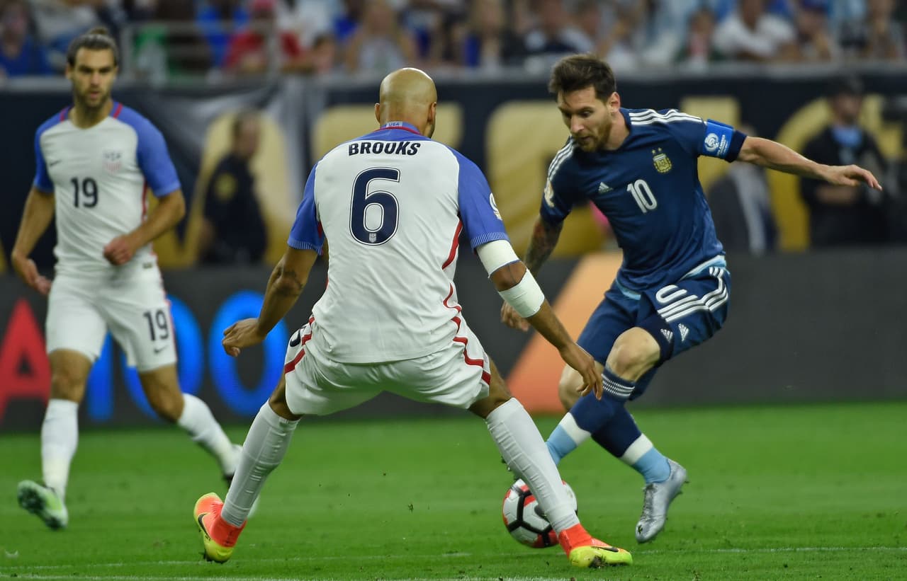 6. John Brooks: Se obsesionó en la marcación sobre Lionel Messi, al que le logró estorbarle en una. En el primer gol se olvidó de marcar a Lavezzi por salir a bloquearle a la Pulga que asistió por arriba al Pocho. Fue un desastre en la segunda mitad al cerrar agotado. Calificación (3)