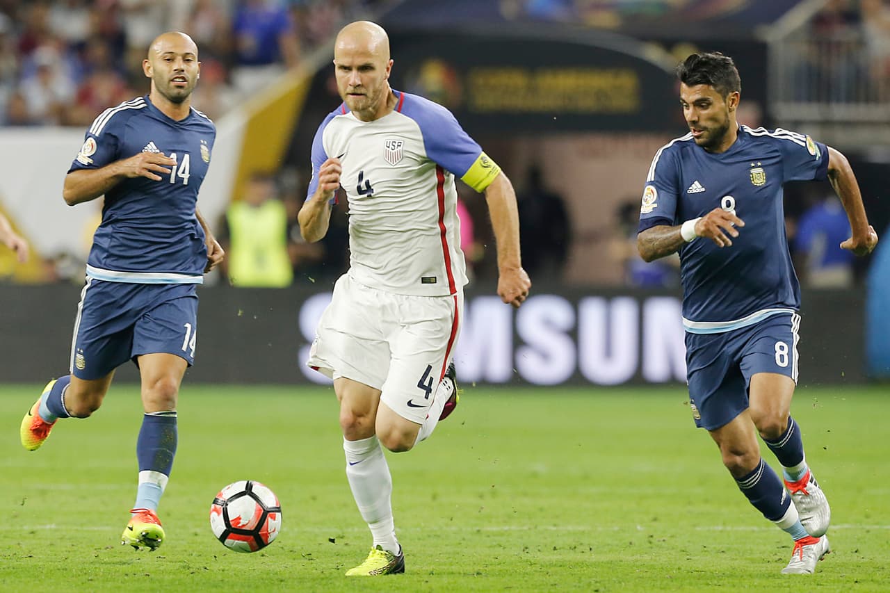 4. Michael Bradley: El capitán del Team USA tuvo un mal partido donde no fue el jugador de carácter que suele imponerse en el medio campo. Se le notó muy revolucionado e impreciso con la pelota pues un par de veces se equivocó al tocar hacia atrás y la segunda costó el 4-0 en su arco. Trató de superar a Mascherano pero fue demasiado tarde. Calificación (4)
