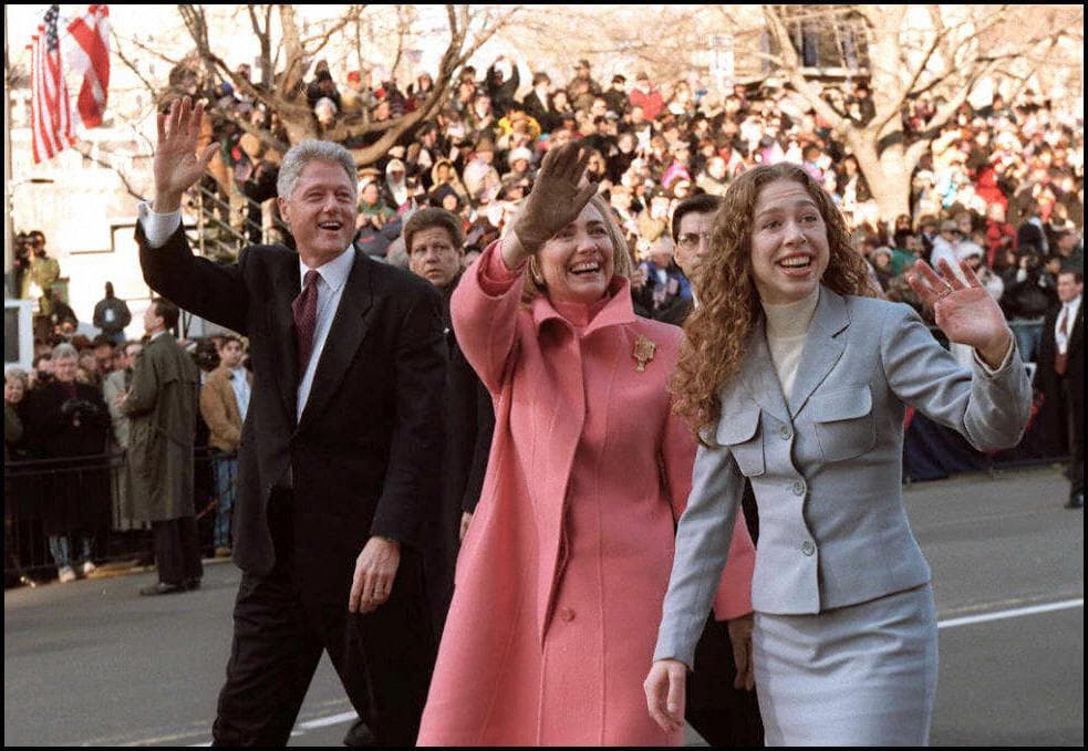 A pesar de las dificultades, Chelsea Clinton siempre reconoció la cercanía con las que sus padres la criaron y la acompañaron, rescatando anécdotas como que su padre, sin importar los serios asuntos de la presidencia, desayunaba todas las mañanas con ella, mientras que su madre le ayudaba con las tareas de matemáticas.