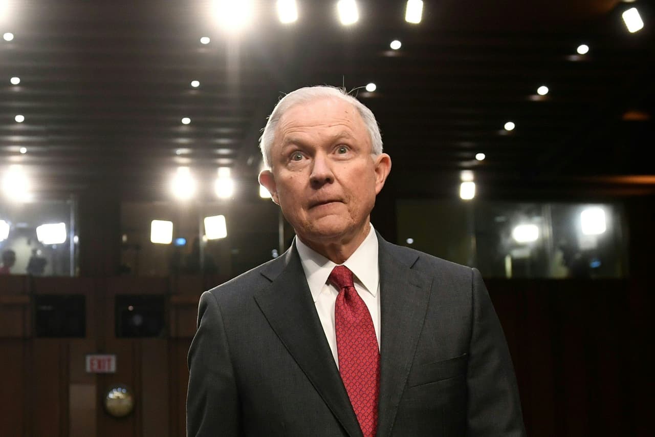 En referencia a sus contactos con
<b><a href="http://www.univision.com/noticias/politica/quien-es-sergey-kislyak-el-hombre-mas-toxico-para-el-entorno-de-donald-trump-en-washington?cmpid=444222&hootPostID=707095d7e326f0750ce1c9b9334abc31">el embajador ruso en Washington, Sergei Kislyak</a></b>, cuando formaba parte de la campaña de Trump dijo que sus reuniones no tiuvieron vínculo con temas de la campaña.