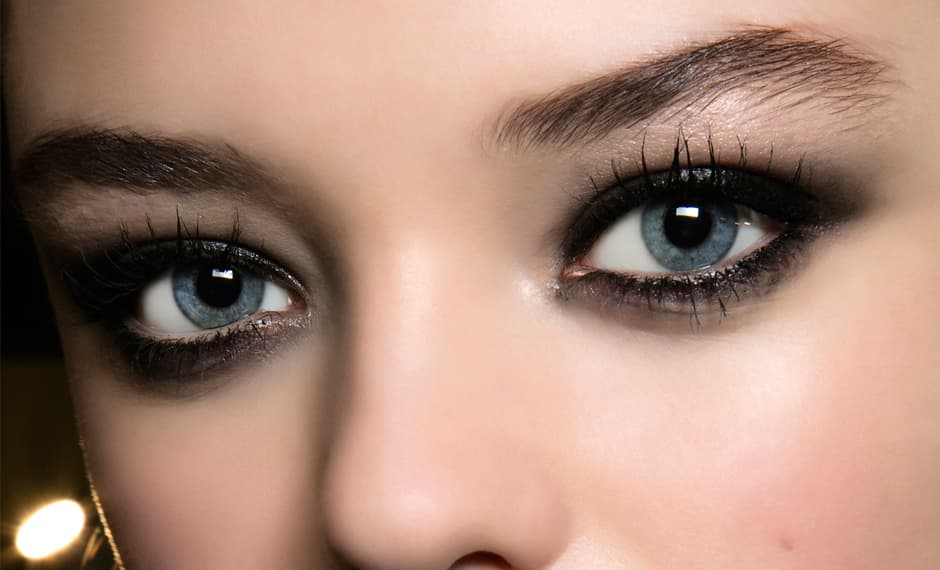 En el desfile de
<a href="http://www.robertocavalli.com/us_en/">Roberto Cavalli</a>, las modelos lucieron un smokey eyes en tonos negros. En la parte inferior la sombra se corría un poco. El efecto es manchado y el delineado llega hasta la parte del lagrimal. La máscara de pestañas está presente en la parte superior y también en la inferior.
<br>