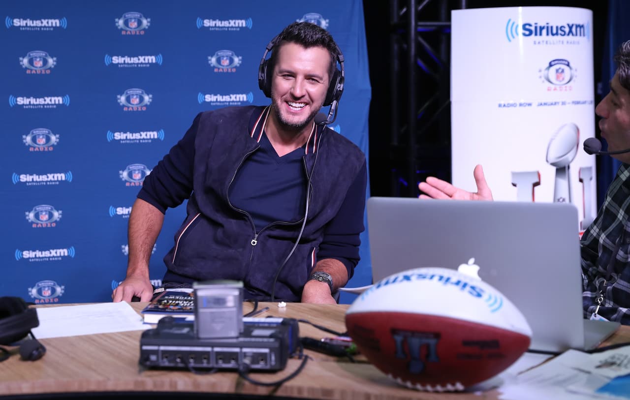 El cantante de música country Luke Bryan interpretará el himno de Estados Unidos y si lo hace en menos de 1:58 minutos es parte de las apuestas. Si viste una camisa negra se paga 5 dólares por cada 4 apostados.