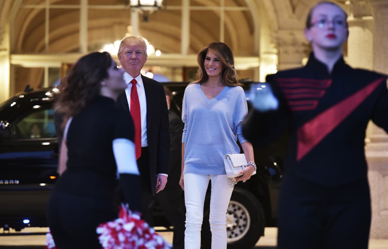 El domingo en la noche, para ver el Súper Bowl, la pareja presidencial asistió al Trump International Golf Club. Melania eligió unos pantalones blancos y un camisón azul pastel invocando aires más informales para la velada. Donald Trump, por su parte, ni el domingo se desprendió de su habitual corbata roja.