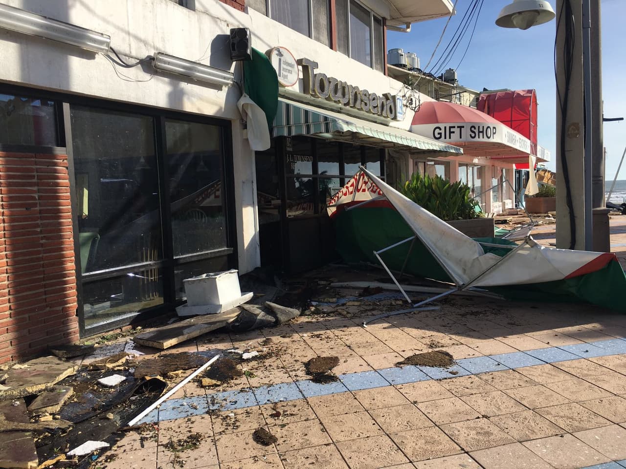 Destrozos en varios negocios en Daytona Beach, Florida, por el paso del huracán Matthew.