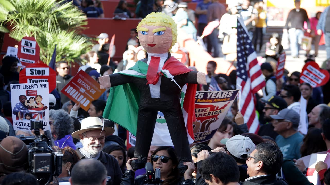 Miles de manifestantes marchan por las calles de Los Ángeles en el 'Día del Inmigrante'.