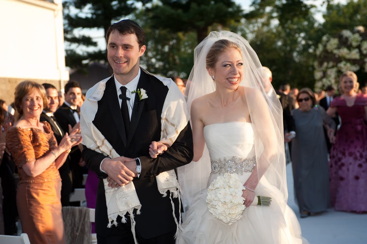 En 2010, Chelsea Clinton contrajo matrimonio con Marc Mezvinsky, su amigo de juventud a quien conoció en 2005 mientras estudiaba en Standford y quien se convirtió en un reconocido banquero de inversiones con Goldman Sachs. La boda judía fue un evento nacional.