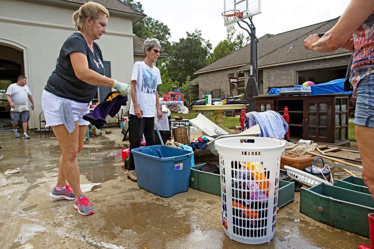 Una familia trata de limpiar su casa en St. Amant, Louisiana.