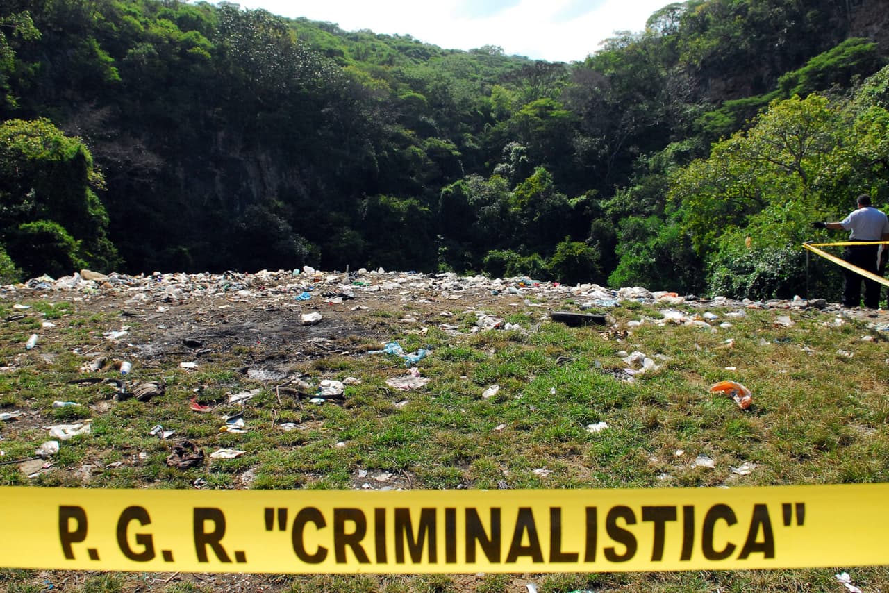 Peritos de la PGR, trabajan en el basurero municipal de Cocula, para tratar de encontrar indicios sobre el caso Ayotzinapa