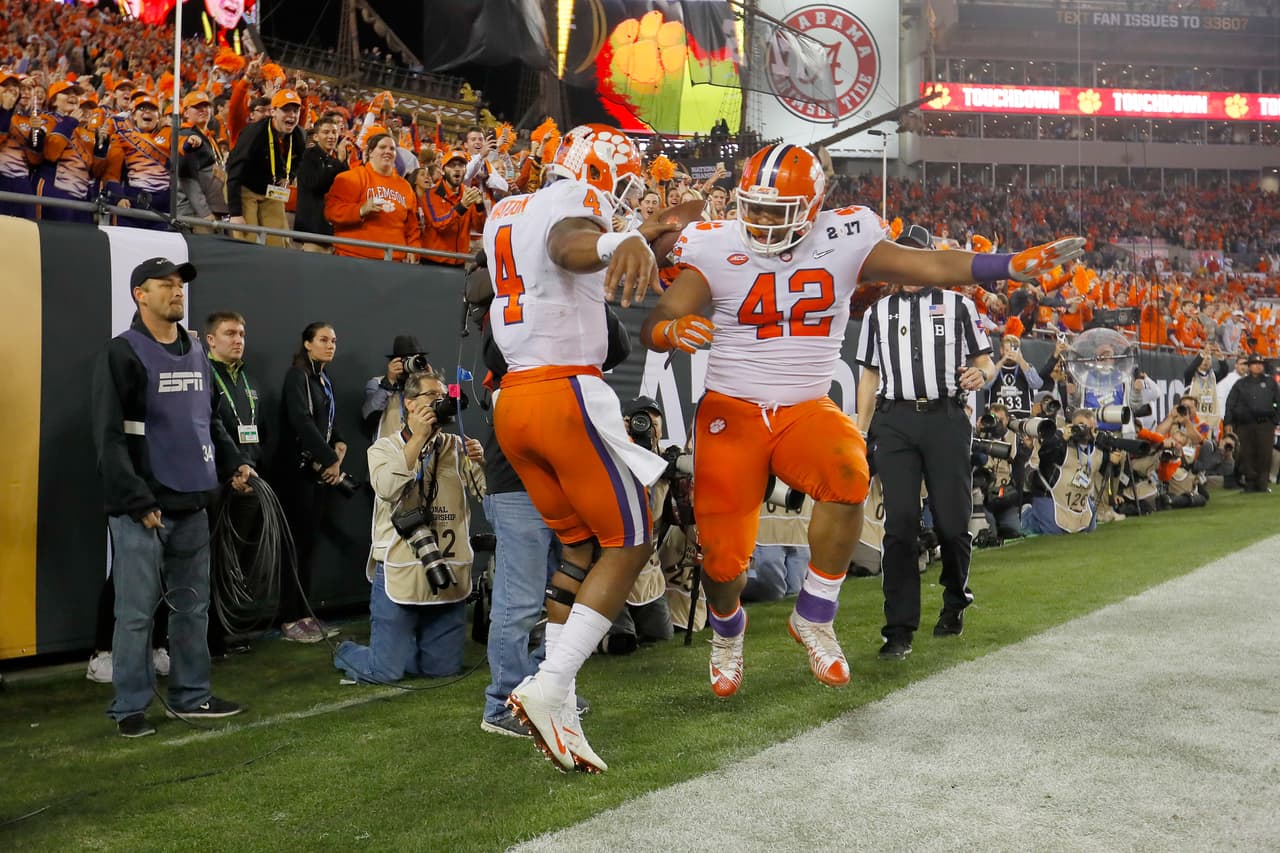 Watson celebra con el liniero defensivo Christian Wilkins # 42 después de colarse a las diagonales para acercarse en el marcador ante Alabama.