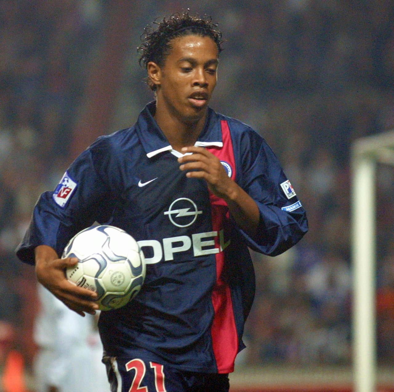 Aunque recibió una oferta de Real Madrid, Ronaldinho se quedó con Gremio hasta 2001, año en el que pasó al Paris Saint Germain. Con el equipo francés derrochó clase y en el año de su llegada obtuvo la Copa Intertoto.