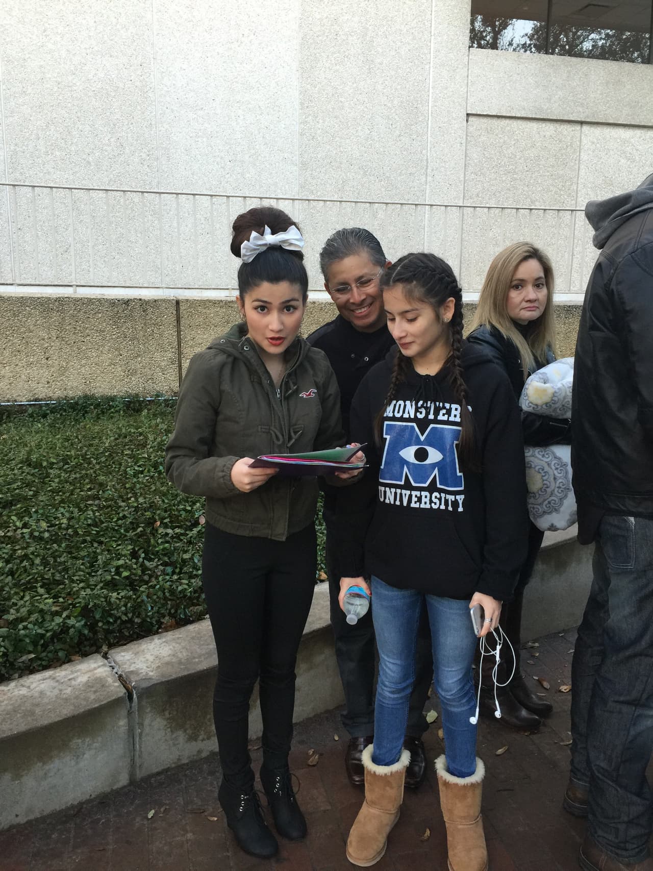 Cantando y con toda la energía se hicieron sentir los jóvenes texanos que madrugaron en busca de la oportunidad de sus vidas. Cada uno tuvo la misión de convencernos con su talento, personalidad y estilo único, muchos audicionaron pero sólo los mejores subirán al escenario.