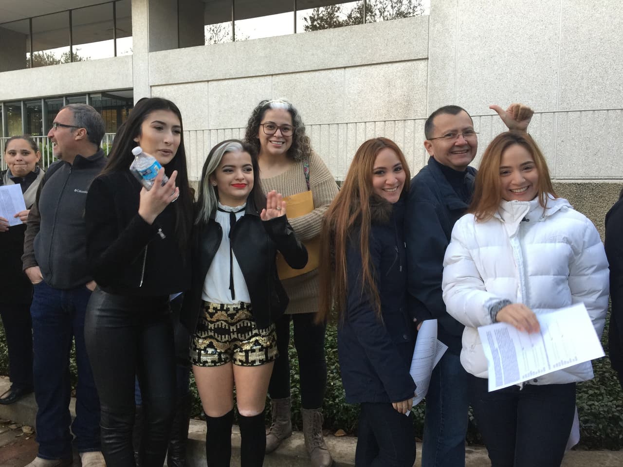 Cantando y con toda la energía se hicieron sentir los jóvenes texanos que madrugaron en busca de la oportunidad de sus vidas. Cada uno tuvo la misión de convencernos con su talento, personalidad y estilo único, muchos audicionaron pero sólo los mejores subirán al escenario.