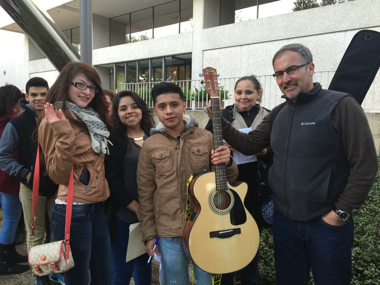 Cantando y con toda la energía se hicieron sentir los jóvenes texanos que madrugaron en busca de la oportunidad de sus vidas. Cada uno tuvo la misión de convencernos con su talento, personalidad y estilo único, muchos audicionaron pero sólo los mejores subirán al escenario.