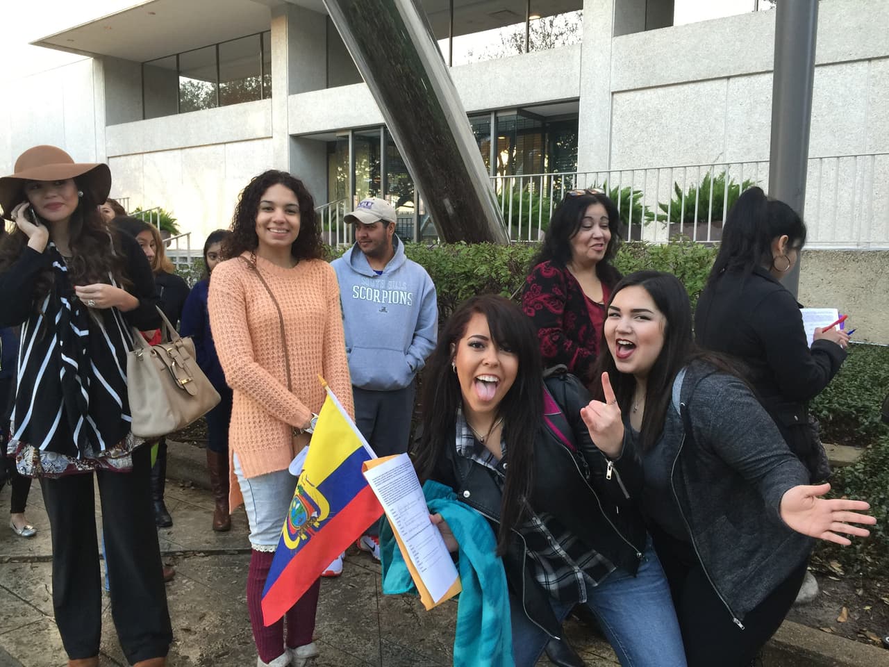 Cantando y con toda la energía se hicieron sentir los jóvenes texanos que madrugaron en busca de la oportunidad de sus vidas. Cada uno tuvo la misión de convencernos con su talento, personalidad y estilo único, muchos audicionaron pero sólo los mejores subirán al escenario.