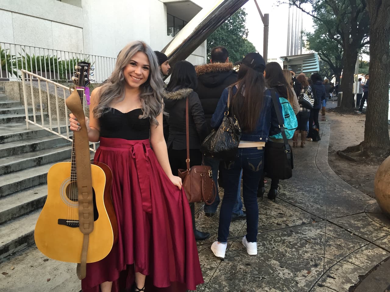 Cantando y con toda la energía se hicieron sentir los jóvenes texanos que madrugaron en busca de la oportunidad de sus vidas. Cada uno tuvo la misión de convencernos con su talento, personalidad y estilo único, muchos audicionaron pero sólo los mejores subirán al escenario.