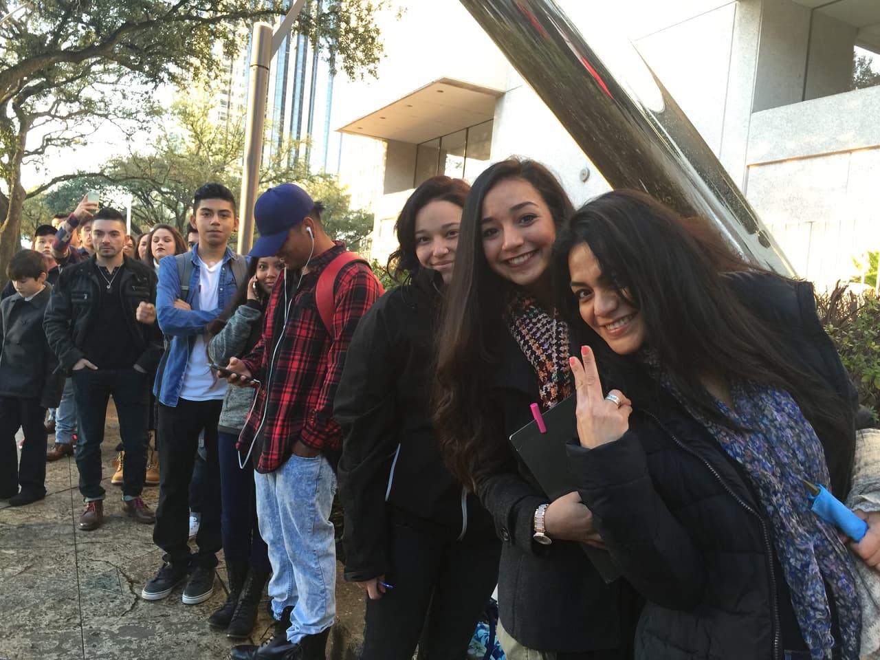 Cantando y con toda la energía se hicieron sentir los jóvenes texanos que madrugaron en busca de la oportunidad de sus vidas. Cada uno tuvo la misión de convencernos con su talento, personalidad y estilo único, muchos audicionaron pero sólo los mejores subirán al escenario.