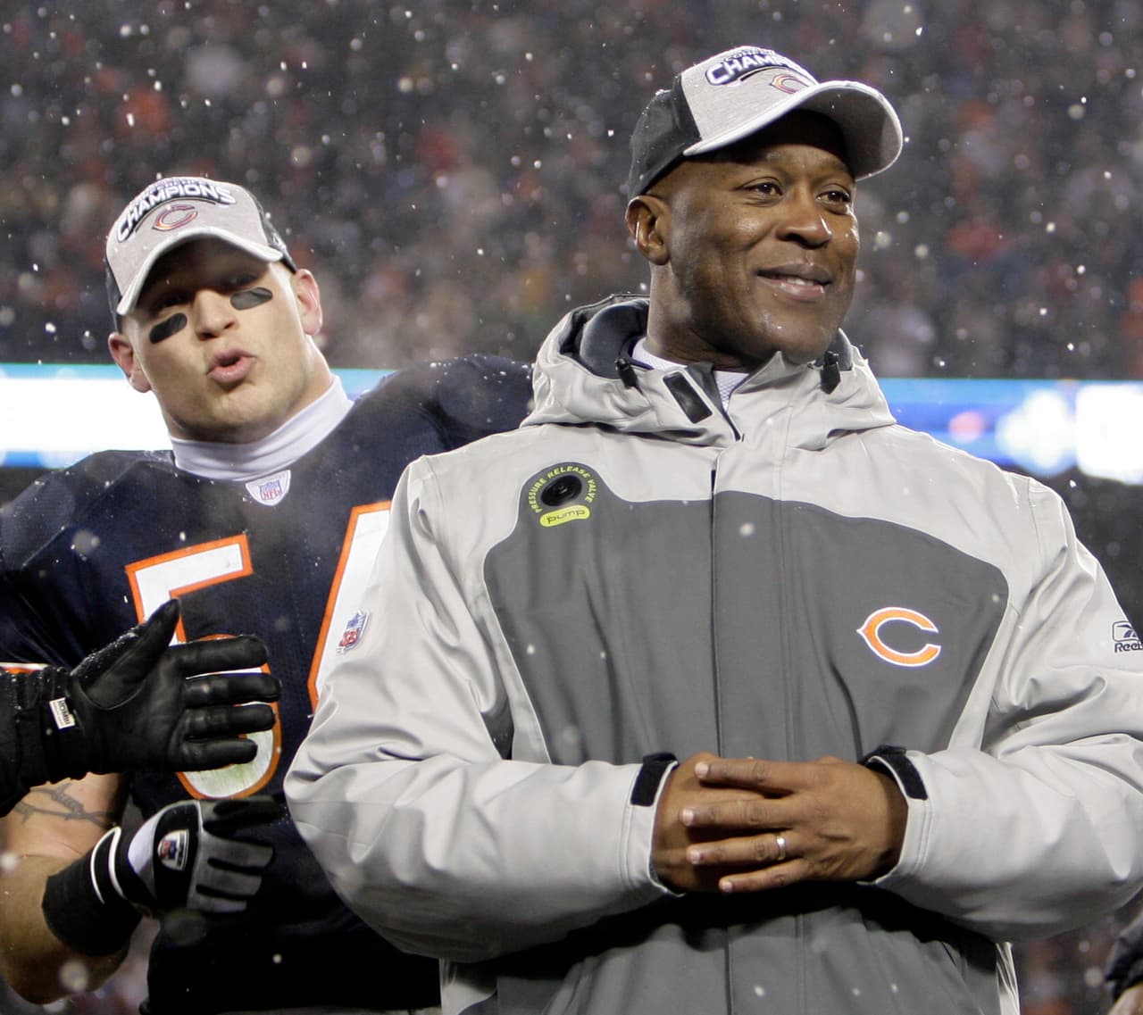 Lovie Smith (2004-2012) (81 victorias, 63 derrotas).
