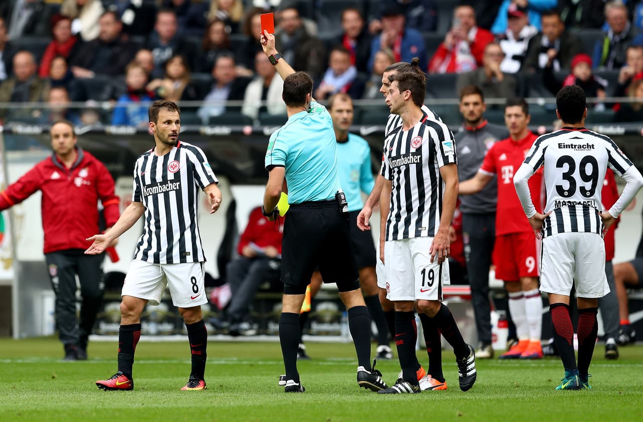 Pero si el panorama estaba difícil para el Frankfurt, empeoró cuando al minuto 65, tres después del gol bávaro, Szabolcs Huszti vio la tarjeta roja, lo que obligó al local a pelear por la paridad con un jugador menos.