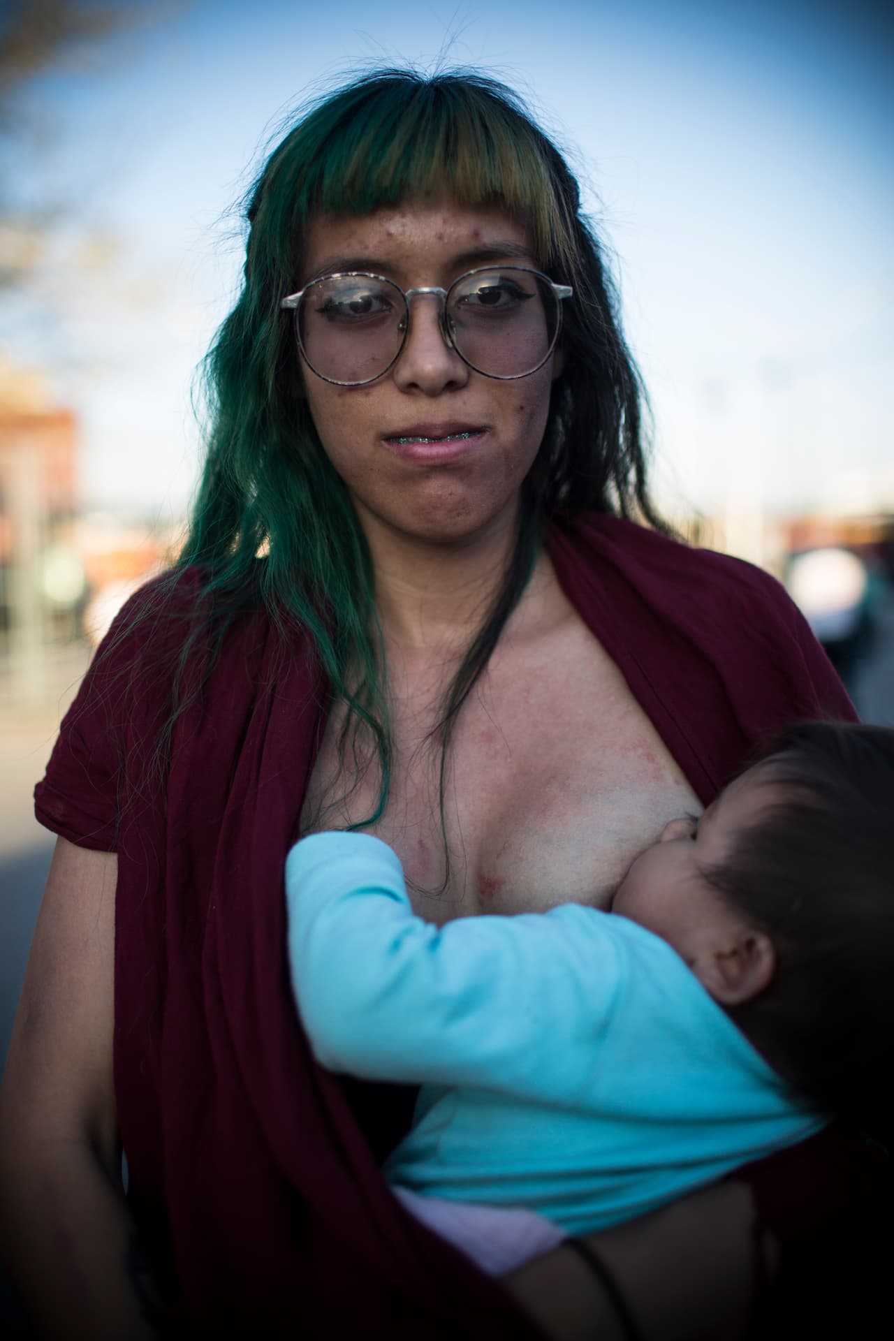 Bianca Orozco amamanta a su hija Elena durante la protesta. Minutos antes se dirigió a los manifestantes: "Estoy acá porque no quiero desaparecer y que mi hija se quede sin madre".
<br>
