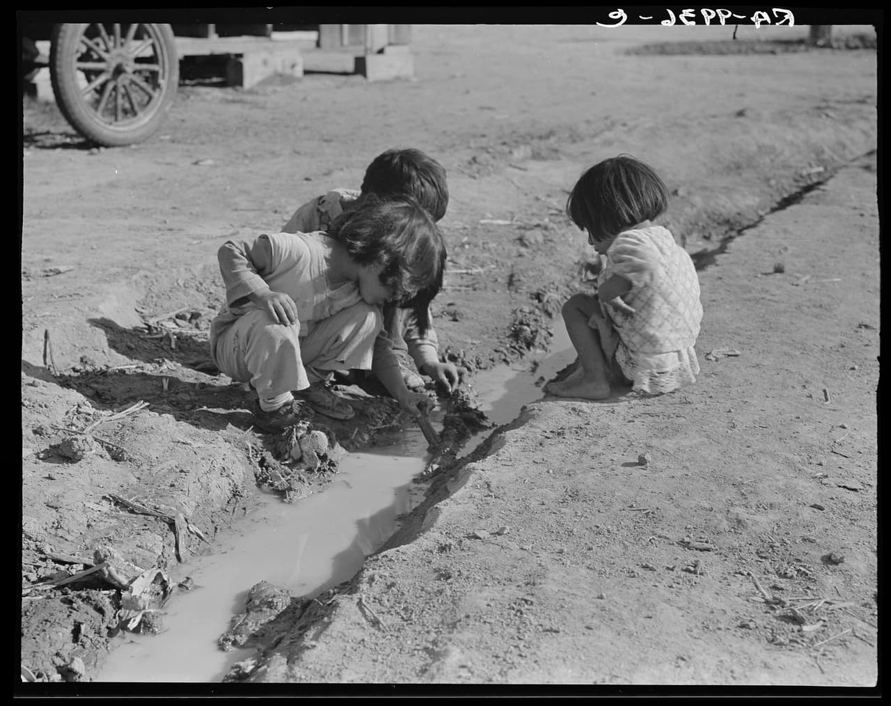 <b>Niños mexicanos juegan en la zanja de un campo de algodón </b>en Corcoran, California. Noviembre de 1936.