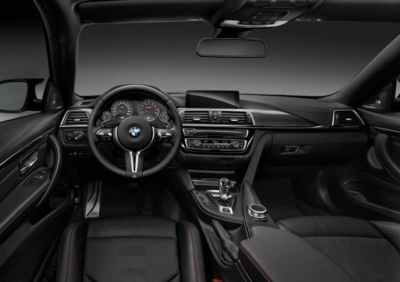 El interior del BMW M4 Coupé ofrece algunas novedades, como distintas tomas de corriente para cargar teléfonos móviles, y opciones como una fuente de conexión WiFi. También, se aprecian detalles cromados y emblemas de 'M' luminosos.
<br>