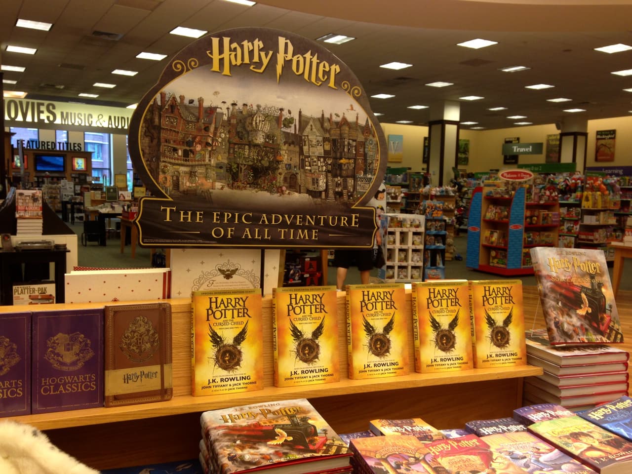 El libro de 327 páginas se vendió por $29.99 en las librerías de la ciudad