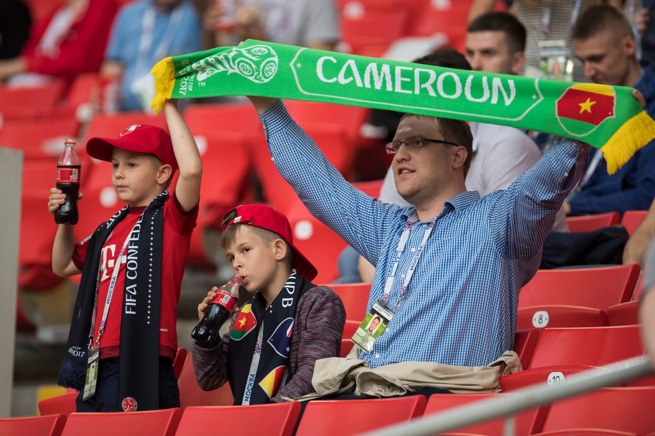 Camerún también tuvo el apoyo de este padre con sus hijos para festejar su día.