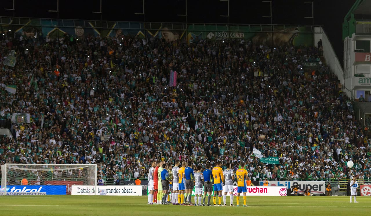 Y la afición se unió al pequeño y breve homenaje.