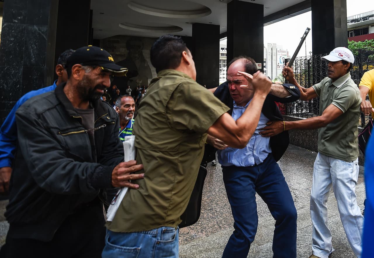 El coordinador de Primero Justicia fue agredido presuntamente por partidarios del chavismo cuando lideraba la protesta.