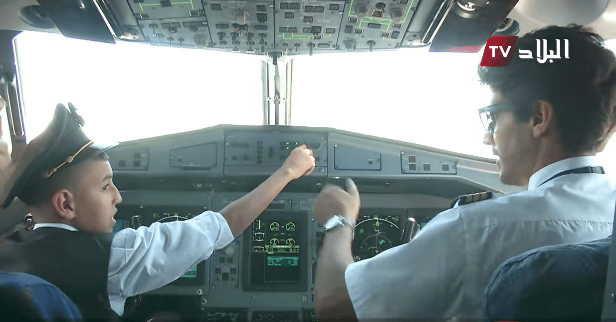 Suspenden a dos pilotos de Air Algerie por dejar a un niño manejar los controles en un vuelo comercial.