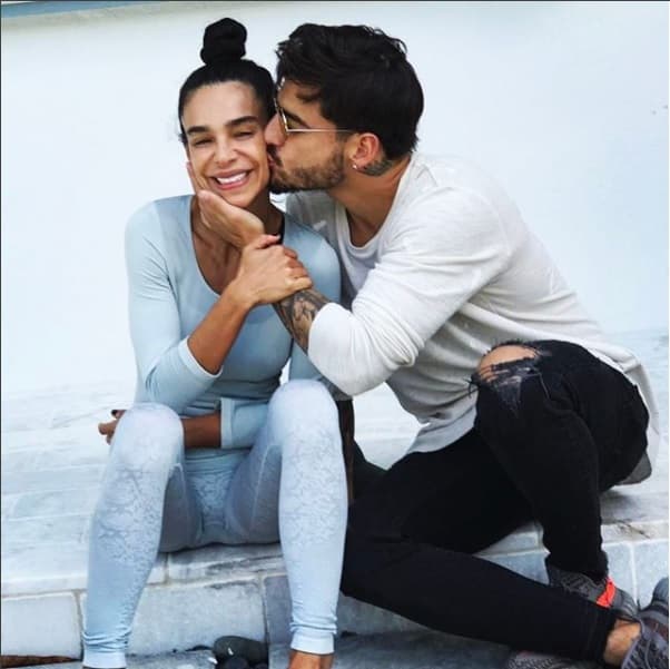 Maluma es tan cariñoso con su gente que hasta lo han cuestionado sobre la estrecha relación que tiene con su tía Yudi, pues en más de una ocasión han compartido fotografías como ésta.