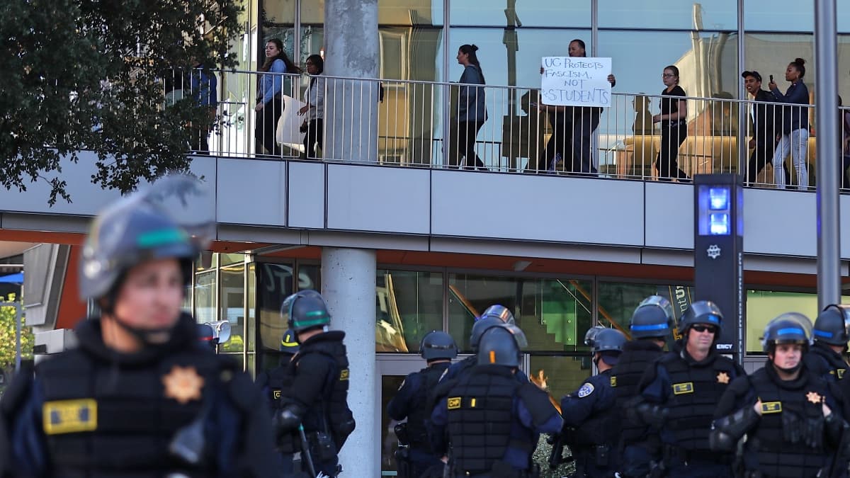 “UC protege al fascismo, no a los estudiantes”.