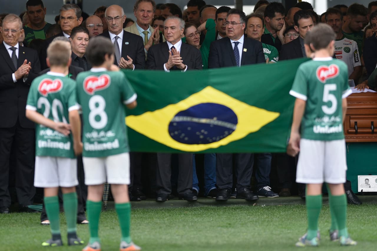Más de 100,000 personas se dieron cita en el estadio del equipo para recibir los cuerpos de los futbolistas que fallecieron en el accidente aéreo.