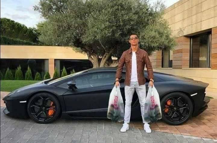 Cristiano Ronaldo compartió en redes sociales una imagen junto a su nuevo automóvil, pero los usuarios poca atención le prestaron a su nueva adquisición y aprovecharon para burlarse de su pose frente a la cámara con memes llenos de humor en situaciones hilarantes.