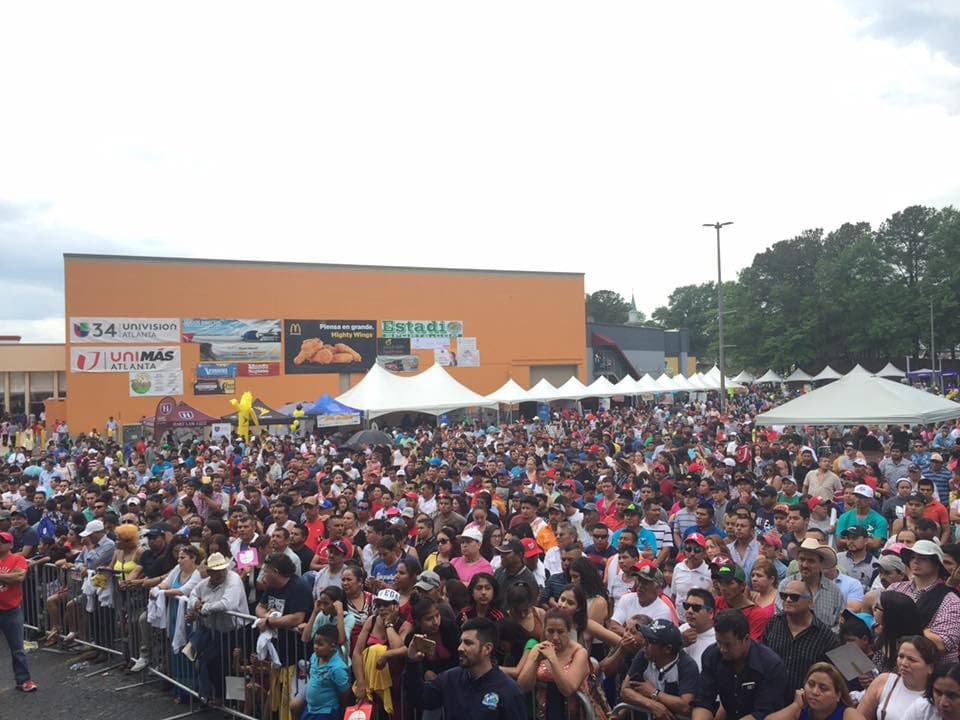 Plaza Fiesta lució abarrotado por la gran cantidad de gente que asistió al avento.
