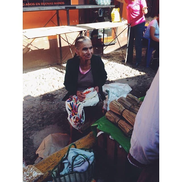 Mujer bordadora de Tenango.