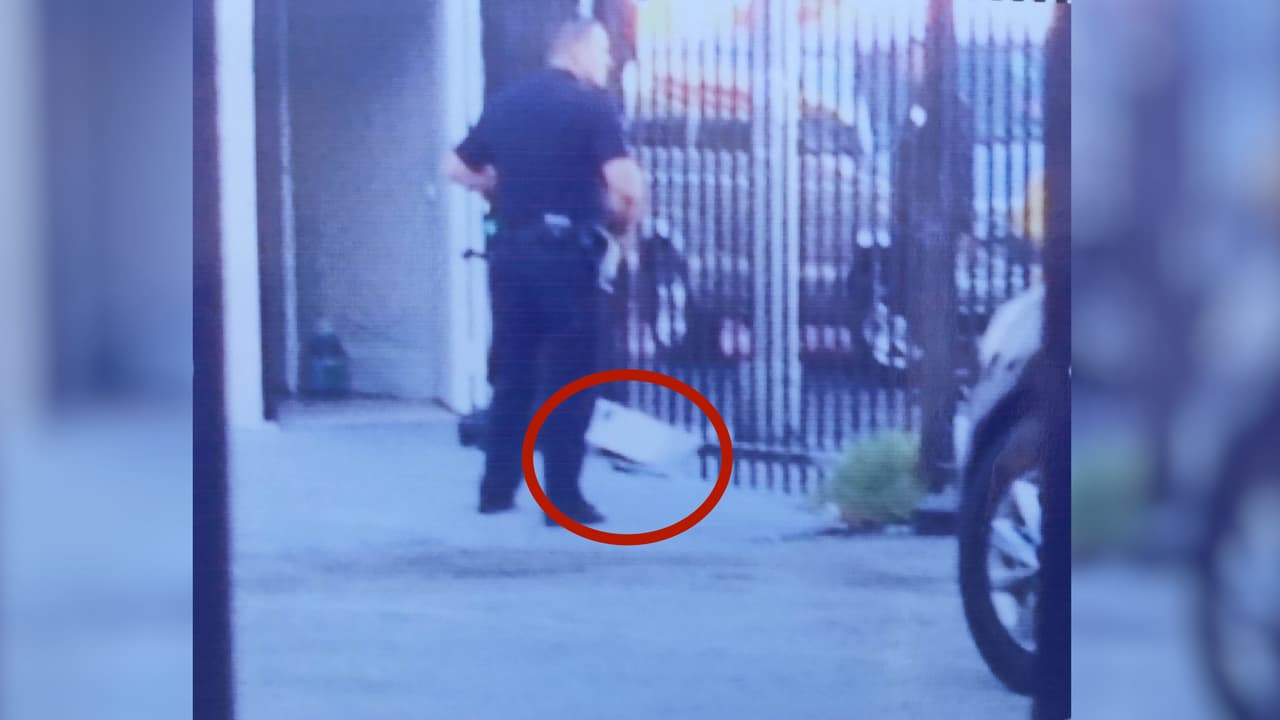 La pistola, en el círculo rojo, quedó al otro lado de una barda donde murió el joven.