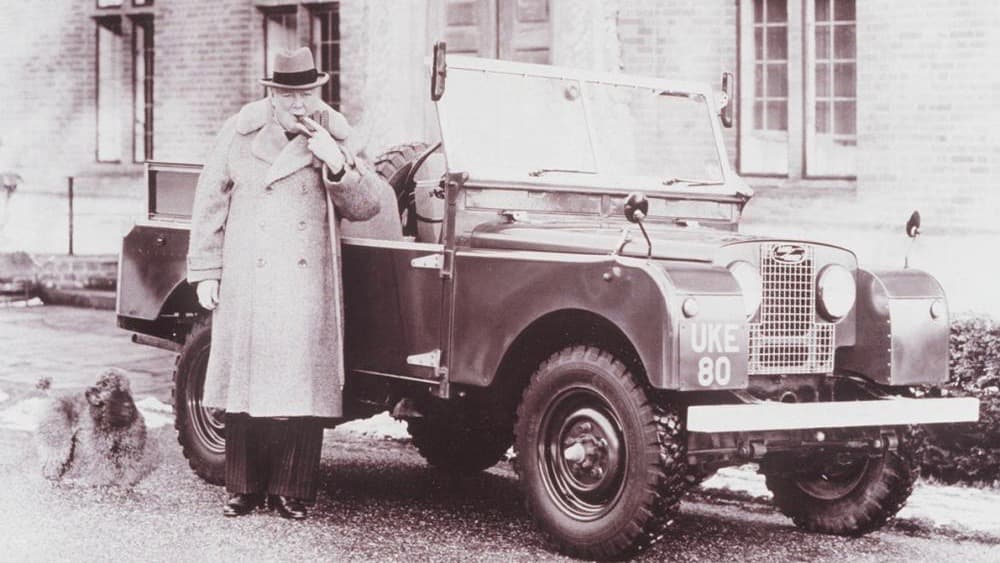 Wiston Churchill Primer Ministro del Reino Unido y su Land Rover Serie I