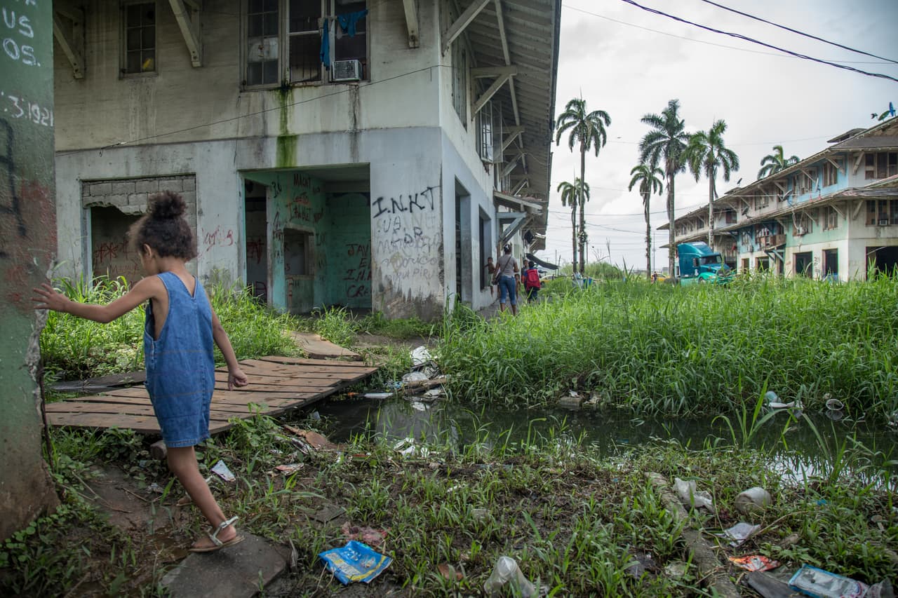Coco Solo fue en sus inicios una base militar estadounidense al lado del Canal de Panamá. Fue poblada luego de que Estados Unidos abandonó el país a fines de 1999.