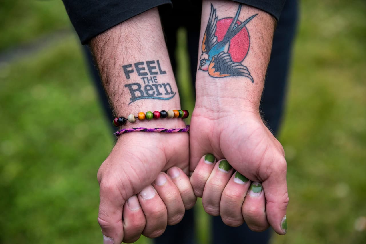 Un seguidor de Bernie Sanders muestra sus tatuajes en un mitin el 6 de junio, 2016 en San Francisco, California. Foto: Andrew Burton/Getty Images.