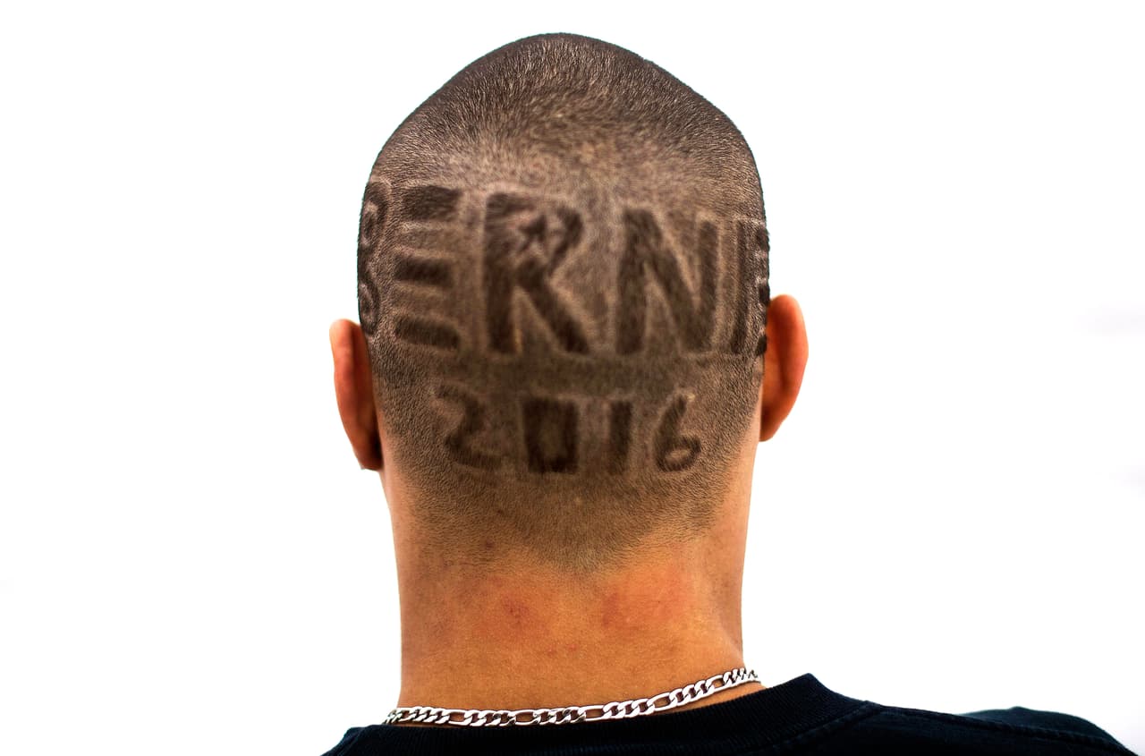 Kenny Jackson, miembro del sindicato United Metalworks se rasuró "Bernie 2016" en la cabeza en honor al candidato demócrata, en un evento de campaña en Des Moines, Iowa, el 16 de enero, 2016. Foto: JIM WATSON/AFP/Getty Images