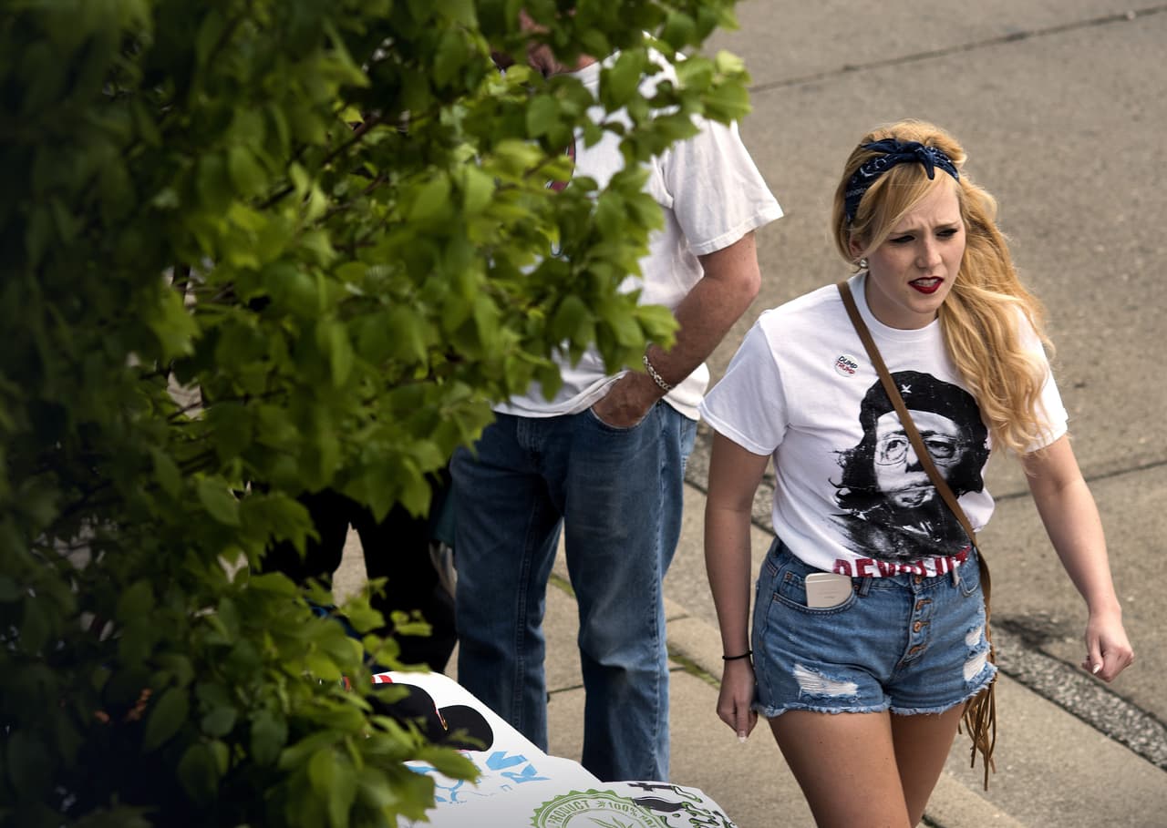 Una mujer usa una camiseta en honor a la “revolución política” de Sanders, en Huntington, West Virginia, el 26 de abril, 2016. Foto: Ty Wright/Bloomberg via Getty Images