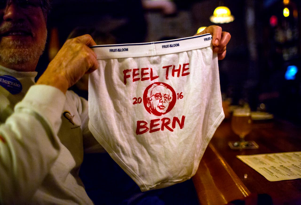 Un fanatico del senador muestra “los calzones de Bernie”, o los ”Bernie Briefs”, en un bar local en Burlington, Vermont, el 7 de enero, 2016. Ese día había un mitin del candidato republicano Donald Trump a la vuelta de la esquina. Foto: Robert Nickelsberg/Getty Images